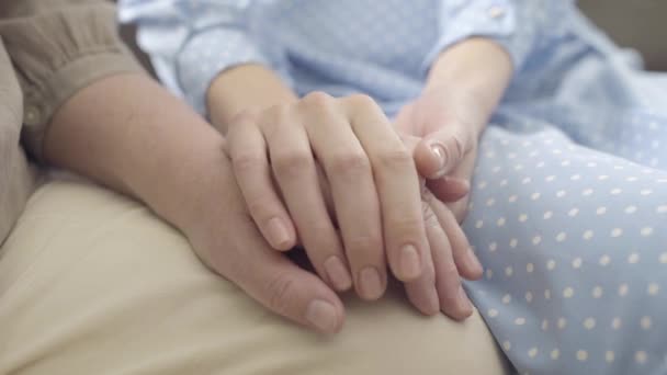 Cuidador que sostiene la mano del paciente, servicio de atención domiciliaria, asistencia en el hogar de ancianos — Vídeo de stock