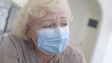 Maskeli yaşlı kadın, karantina sırasında kendini yalnız hisseden yaşlı kadın, hastalık...