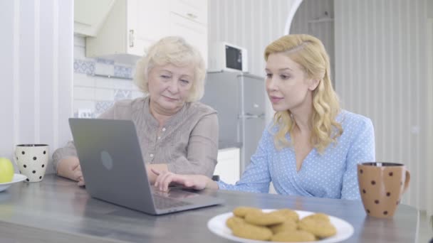 Feliz hija y madre leyendo buenas noticias en el ordenador portátil, buena oferta, éxito — Vídeos de Stock