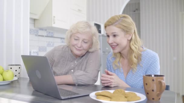Mujer rubia y madre hablando por aplicación en línea en el ordenador portátil, videollamada con la familia — Vídeo de stock