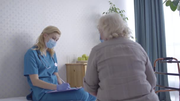 Терапевт дает рекомендации пожилым пациенткам, медицинским услугам — стоковое видео