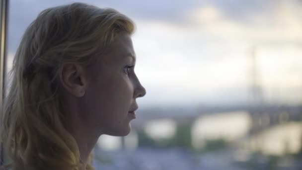 Mujer joven reflexiva mirando por la ventana, recuerdos tristes, soledad — Vídeos de Stock