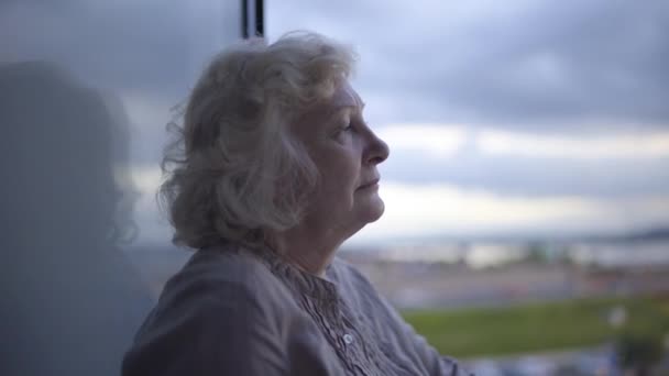 Mujer anciana abandonada de pie en el balcón, sufriendo depresión, soledad — Vídeos de Stock