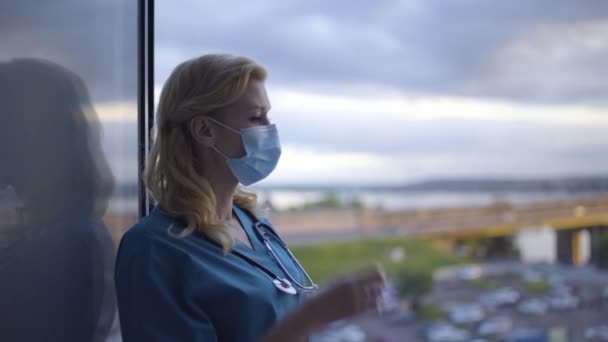 Médecin féminin surmené enlevant le masque facial, respirant de l'air frais après le quart de travail — Video