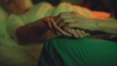 Ölümcül derecede hasta olan hastayı elinde tutan nazik hemşire, ölen kişiye destek oluyor.