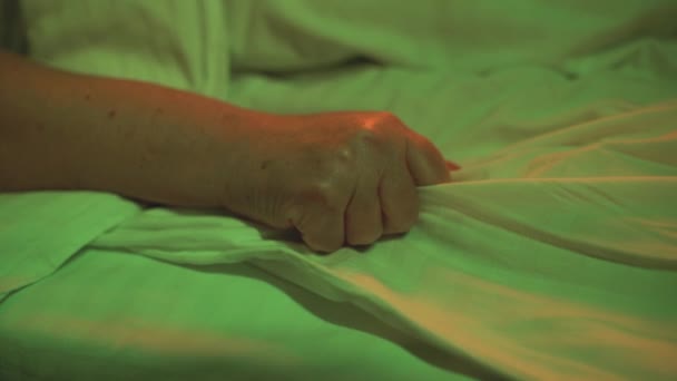 Рука хворого пацієнта, який схоплює простирадло, смертельна агонія в лікарні — стокове відео