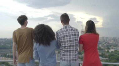 Gençler şişe büyütüyor, içki içiyor, birlikte kutluyor, parti yapıyorlar.