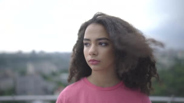 Jeune femme pensant à des problèmes, adolescent triste, difficultés de l'âge de la puberté — Video