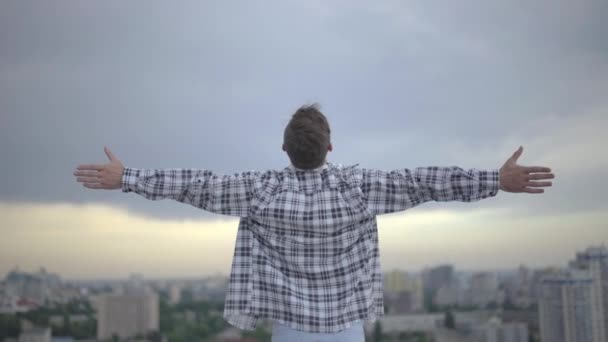 人は屋上で自由を楽しんで手を上げて精神力の瞬間 — ストック動画
