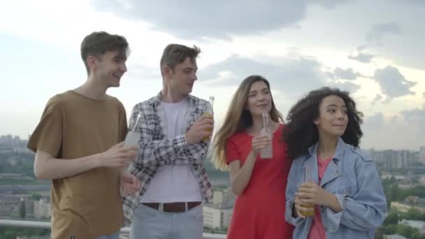 10代の若者が話している、固定飲料のボトルを持っている、屋外パーティー、団結 — ストック動画