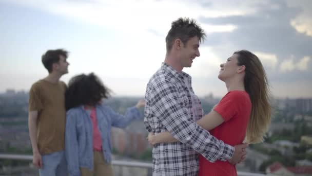 Любляча пара обіймається на даху, романтичне побачення, ніжні відносини, єдність — стокове відео