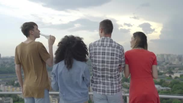 Grupo de amigos desfrutando da paisagem, olhando juntos para a cidade, comunicação — Vídeo de Stock