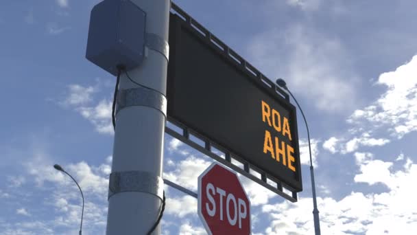 Aviso, trabalho na estrada à frente, sinal de estrada com texto em execução, restrições de tráfego — Vídeo de Stock