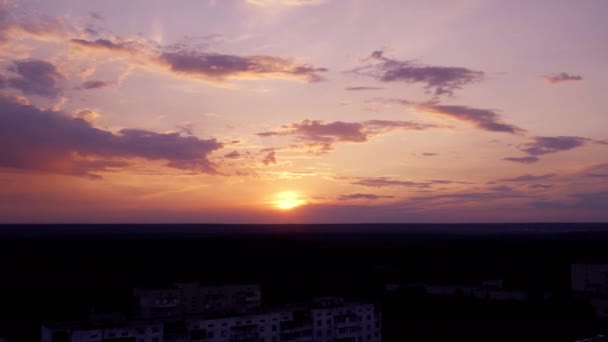 Zonsondergang time lapse, rode zonovergoten hemel met dramatische wolken, prachtige achtergrond — Stockvideo