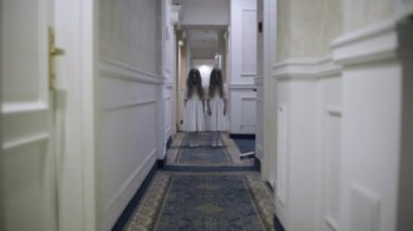Boş otel koridorunda ürkütücü küçük ikiz kızlar, korkunç cadılar bayramı, hayalet fobisi