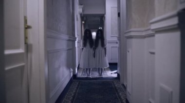 Karanlık salonda duran şeytani ikizler, klasik otel korku hikayesi, korkunç kabus.