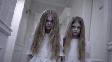 Kameraya, seri katil kurbanlarına, zombi gerilim filmlerine bakan gizemli küçük kızlar.