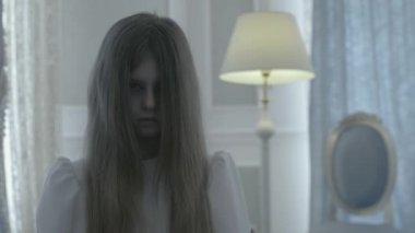 Doğaüstü güçleri olan bir kız kameraya bakıyor, ışık yanıp sönüyor, mistik bir güç.