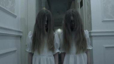 Saçlarında yüzleri saklı gizemli çocuklar, perili evde titreyen ışıklar.