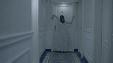 Korkunç zombi kadın otel odasında kötü ruh tarafından ele geçirilmiş korkunç hareketler yapıyor.