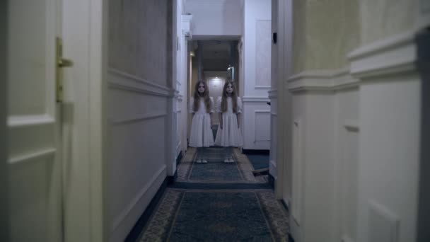可怕的僵尸双胞胎走来走去鬼屋里的怪物 — 图库视频影像