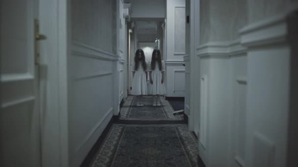 Dziwne bliźniaki stojące w starym nawiedzonym domu, vintage footage, przerażająca atmosfera — Wideo stockowe