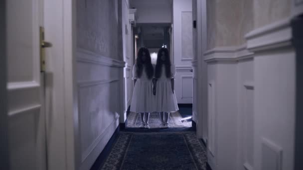 Boze tweeling staat in donkere hal, vintage hotel horror verhaal, enge nachtmerrie — Stockvideo