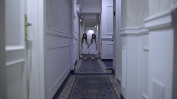 Γρήγορη κίνηση ανατριχιαστικών δίδυμων κοριτσιών που περπατούν στον άδειο διάδρομο, τρομακτικός εφιάλτης — Αρχείο Βίντεο