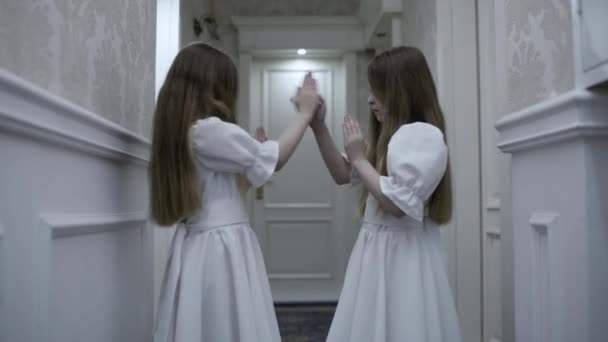 Onda tvillingsystrar spelar pet-a-cake spel plötsligt förvandlas till cam, hemsökt hus — Stockvideo