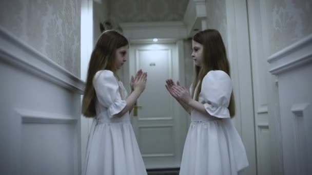 Extrañas chicas gemelas jugando juego de aplausos, metraje retro, thriller escalofriante — Vídeo de stock