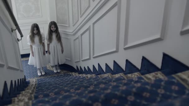 Terrifiant fantôme jumeaux debout dans les escaliers fixer la caméra, thriller hôtel hanté — Video