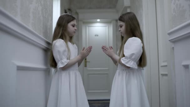 Zombie tvillingsystrar spelar clap spel i tomma hallen, läskig skräck atmosfär — Stockvideo