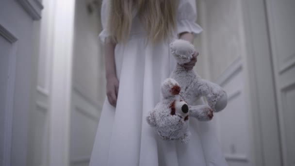 Chica poseída en vestido blanco sosteniendo juguete sangriento, horrible ritual de sacrificio — Vídeos de Stock