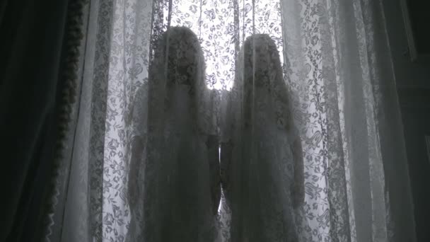 Vreemde silhouetten van kleine meisjes die door gordijnen kijken, mysterieus huis — Stockvideo