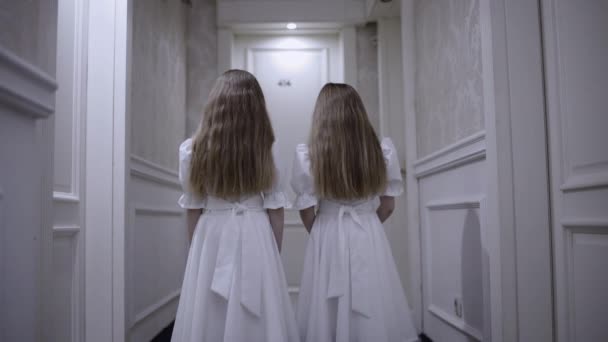 Niñas poseídas de pie en el pasillo, pesadilla de miedo, ambiente de horror — Vídeo de stock