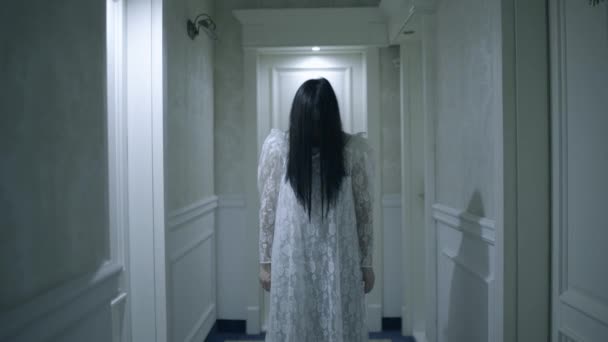 Hantu pengantin wanita menakutkan berdiri di koridor kosong, suasana misterius, halloween — Stok Video