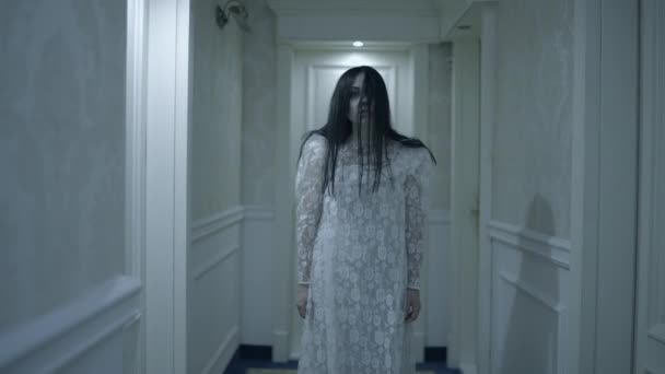 Gekke vrouw in bruidsjurk het maken van eng hoofd beweegt, staren naar cam, thriller — Stockvideo