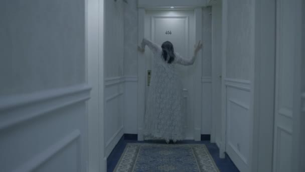 Terrible zombie femme faisant des mouvements effrayants dans la salle d'hôtel possédé par l'esprit maléfique — Video