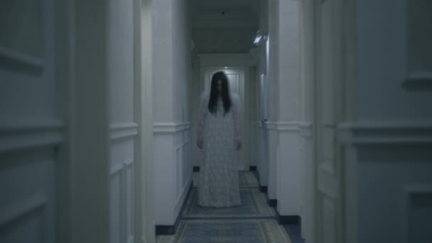 Korkunç zombi gelin uzun koridorda yürüyor. Kötü ruhlar tarafından ele geçirilmiş korku gecesi.