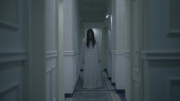 Моторошна жінка в сукні нареченої, що йде довгим коридором, жахливий кошмар — стокове відео
