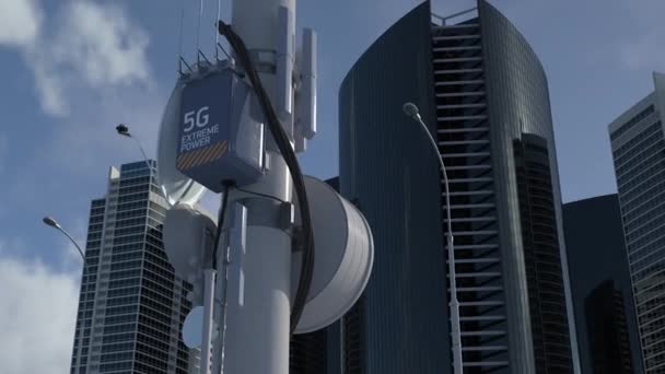 Şehir ticaret bölgesinde 5G kulesi, daha hızlı internet bağlantısı, mobil ağ — Stok video
