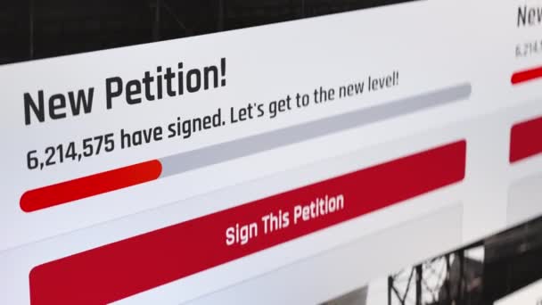 Firma questo testo della petizione sullo schermo, piattaforma online con voti, persone che firmano — Video Stock