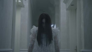 Beyaz elbiseli ürkütücü cadı kameraya bakıyor, paranormal olaylar, şeytan çıkarma.