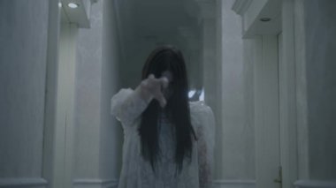 Kameraya doğru uzanan kadın hayalet, ölü, korkunç kabusun yükselişi.