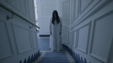 Perili kale koridorundaki kadın psikopat, şeytani ruh, doğaüstü güç.