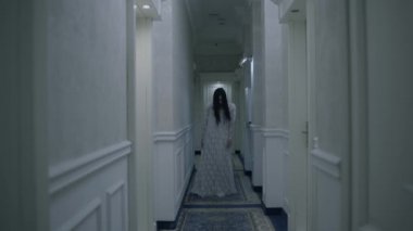 Ele geçirilmiş genç bir kadın perili bir otelde yürüyor, paranormal aktiviteler, hayalet