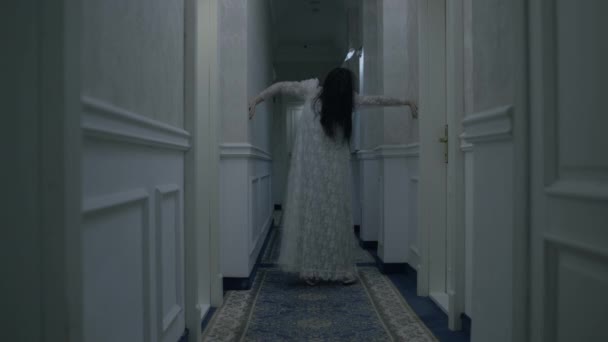 Призрак дамы в белом свадебном платье, остроумная фантазия, гостиничный ужас, триллер — стоковое видео