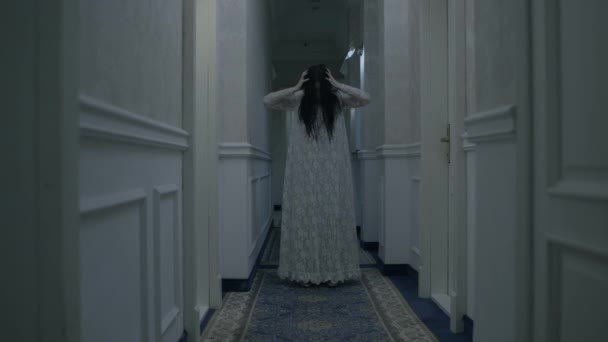 Heks in witte jurk in spookhotel, gevaarlijke geest van dode vrouw, magie — Stockvideo