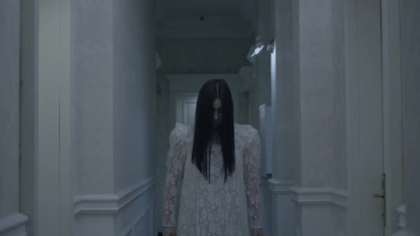 Призрак невесты в коридоре отеля, кровавая тайна, зомби-апокалипсис — стоковое видео
