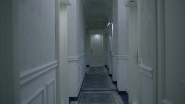 Жуткий коридор в заброшенном отеле, ужасающее место, здание с привидениями, триллер — стоковое видео